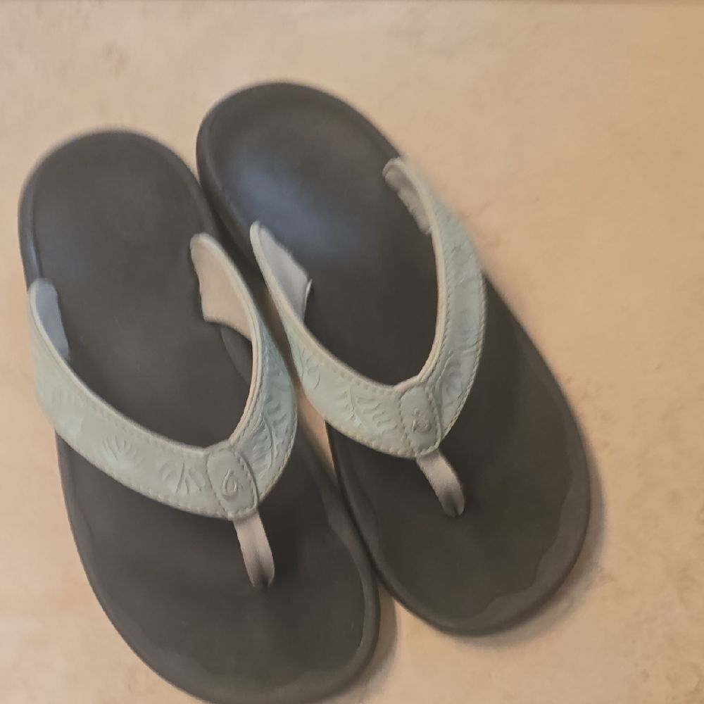 Oluki Black and Gray Flip Flops